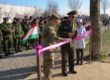 Американцы подарили таджикским военным санитарно-гигиенический комплекс