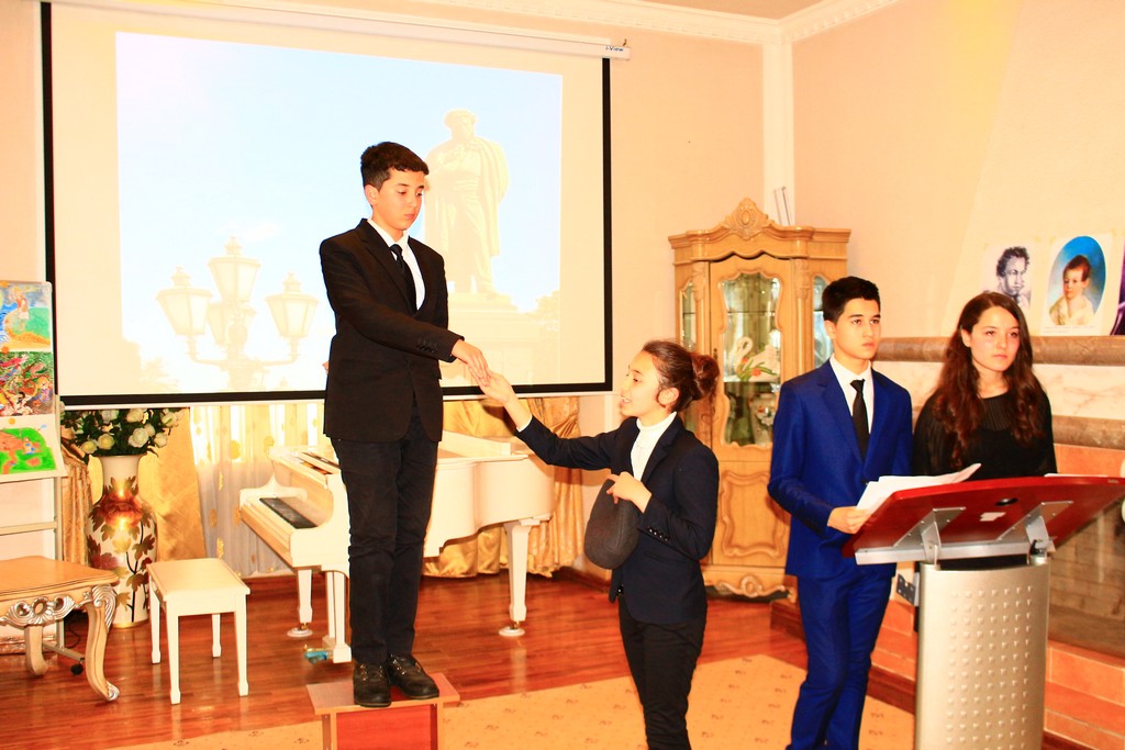 Ученики душанбинских школ декламировали стихи А. Пушкина