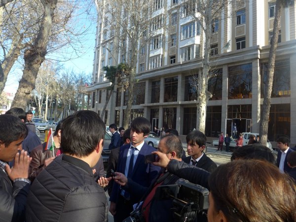 В Душанбе у посольства Турции прошла молодежная акция протеста