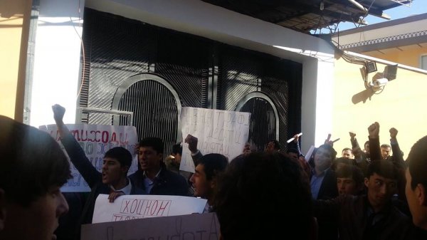 В Худжанде у офиса ОБСЕ прошла молодежная акция протеста