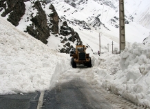 Снегопад временно заблокировал движение транспорта на дороге Душанбе-Чанак