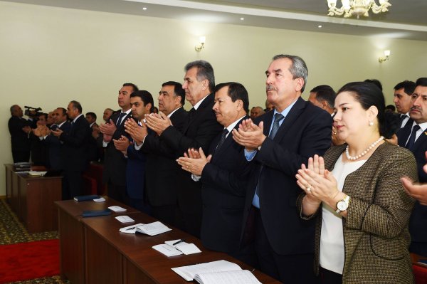 Эмомали Рахмон подверг критике работу таджикских ТВ и радио
