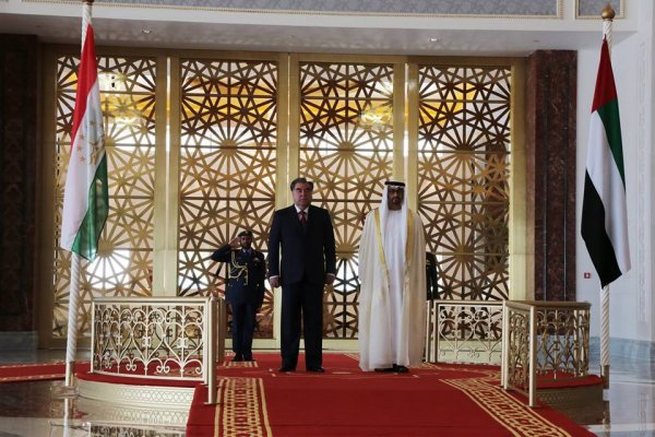 Эмомали Рахмон провел в Абу Даби ряд встреч и помолился в мечети Шейха Нахайяна