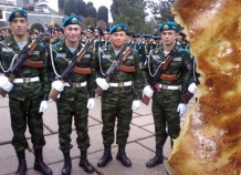 Зачем новобранцы на севере Таджикистана кусают лепешки?