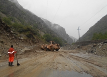Обильные дожди привели к затруднению движения по автодороге Душанбе-Чанак