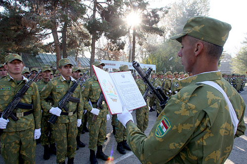 Свыше 300 новобранцев погранвойск Таджикистана приняли присягу