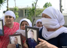 Возле офиса ЕС в Душанбе собравшиеся потребовали экстрадиции из Европы 