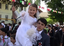 В Таджикистане попал под запрет школьный последний звонок