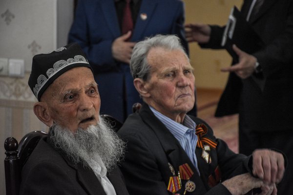 Таджикские ветераны получили медали за освобождение Украины 