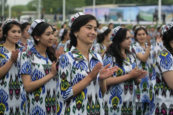 Визит президента в Турсунзаде: флаги, баннеры, цветы