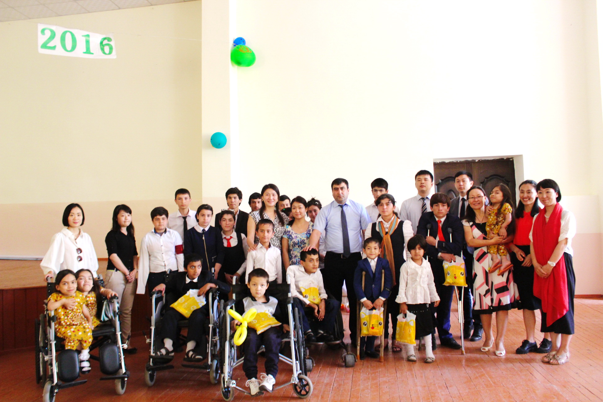 Центр Конфуция при ТНУ поздравил воспитанников школы-интерната с Днем защиты детей