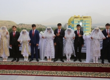 Президент сдал в Вахдате новый жилой дом, здание для налоговиков и погулял на массовой свадьбе
