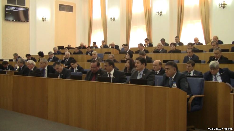 Неоднозначная оценка годовой деятельности таджикского парламента