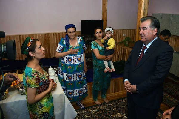 Лидер нации посетил село Рахмонобод