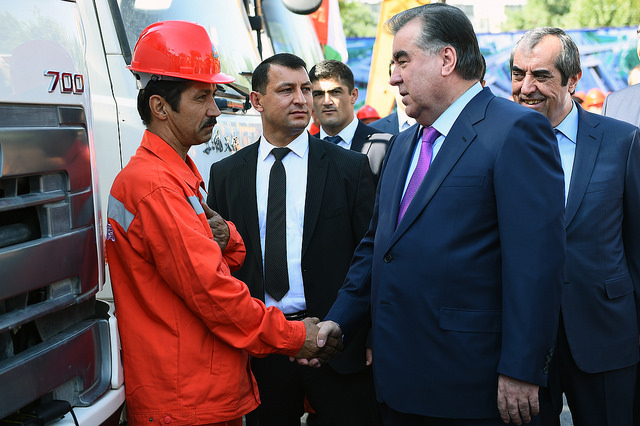 Президент посетил стройплощадку первой в Таджикистане трехуровневой эстакады