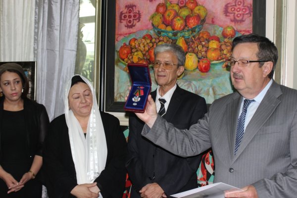 Таджикский художник Сухроб Курбанов посмертно награжден почетным знаком МИД России
