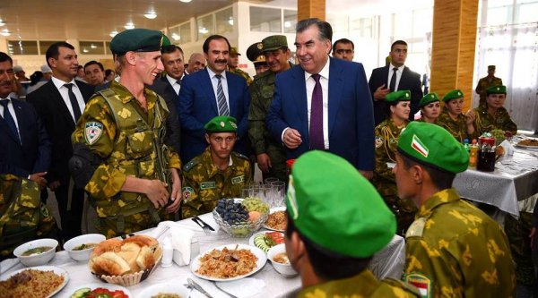 Президент Таджикистана пообедал с солдатами