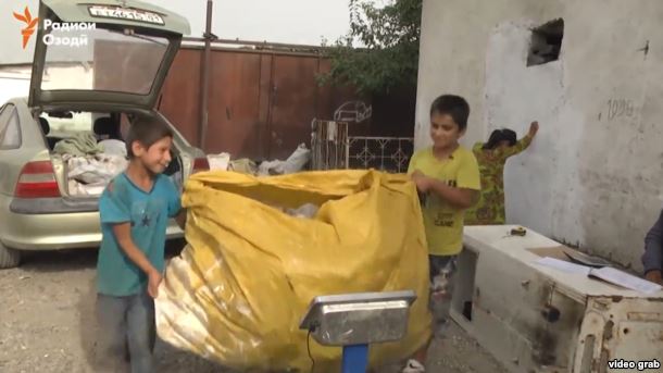 Дети очищают Душанбе от мусора