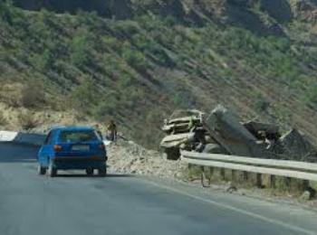 На автодотроге Душанбе-Худжанд грузовик опрокинулся в пропасть. Погибли два человека