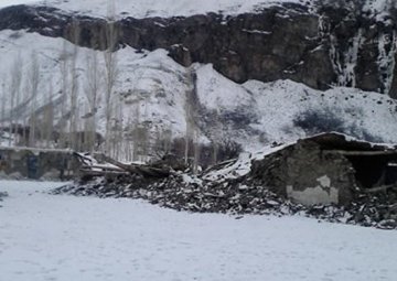 Отколовшаяся часть ледника на востоке Таджикистана, причинила ущерб местным жителям