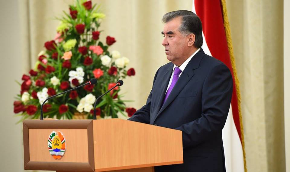 Эмомали Рахмон вручил госнаграды группе таджикистанцев