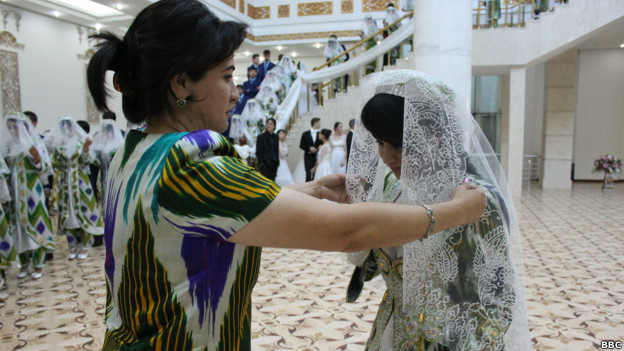 Совет улемов Таджикистана рекомендует невестам отказаться от европейских свадебных нарядов