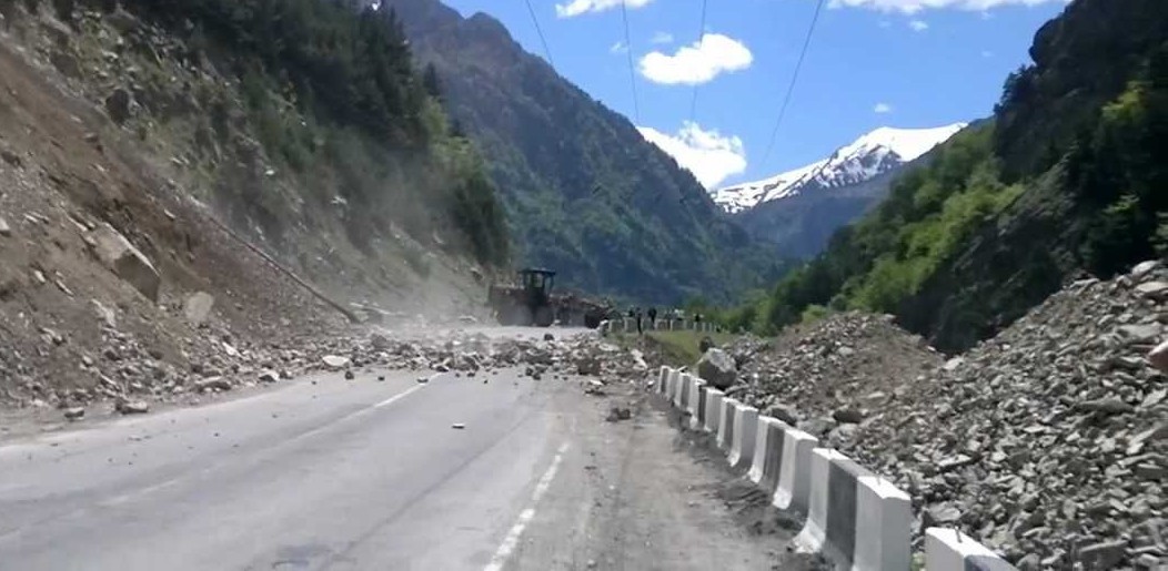 На автотрассе «Душанбе-Хорог» камнепад опрокинул автомашину в пропасть, погибли трое