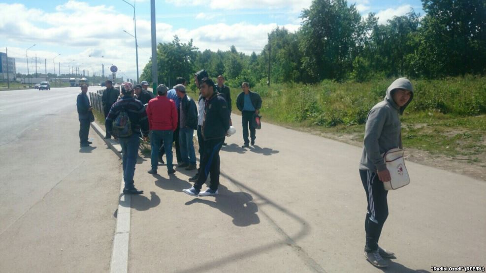 Депортированные таджикские мигранты пытаются пешком попасть в Россию