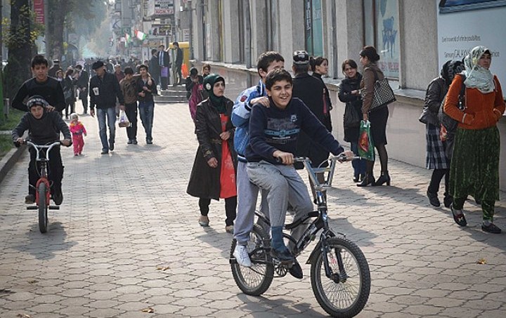 Минтранс предлагает таджикистанцам воспользоваться велосипедами или пройтись пешком