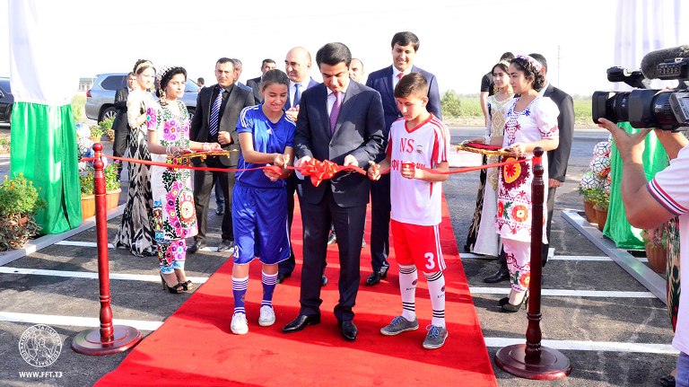 Рустам Эмомали открыл новые поля для мини-футбола в Курган-Тюбе и Дангаре