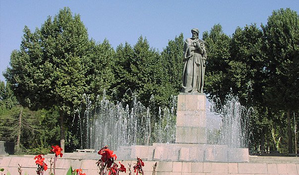 Памятник Сино в Душанбе будет перенесен в другое место