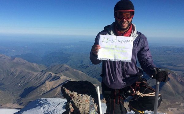 Альпинист Фарход Муминов совершил восхождение на самую высокую точку Европы