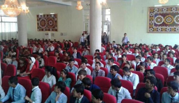 «ПИВТ хочет начать войну в Таджикистане»: молодые «авангардисты» провели митинг в ТГПУ
