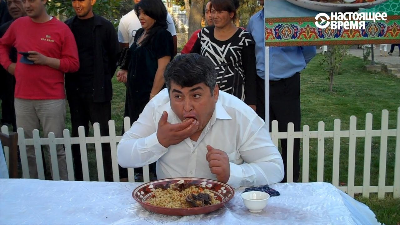 «Я бы еще съел, но время закончилось»: в Таджикистане прошел турнир по поеданию плова