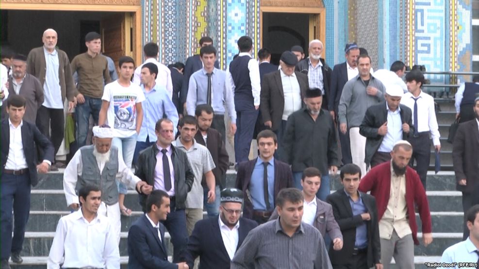 В центральной мечети Душанбе установили металлоискатели