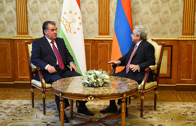 Эмомали Рахмон поблагодарил Саргсяна за помощь в укреплении таджикской границы