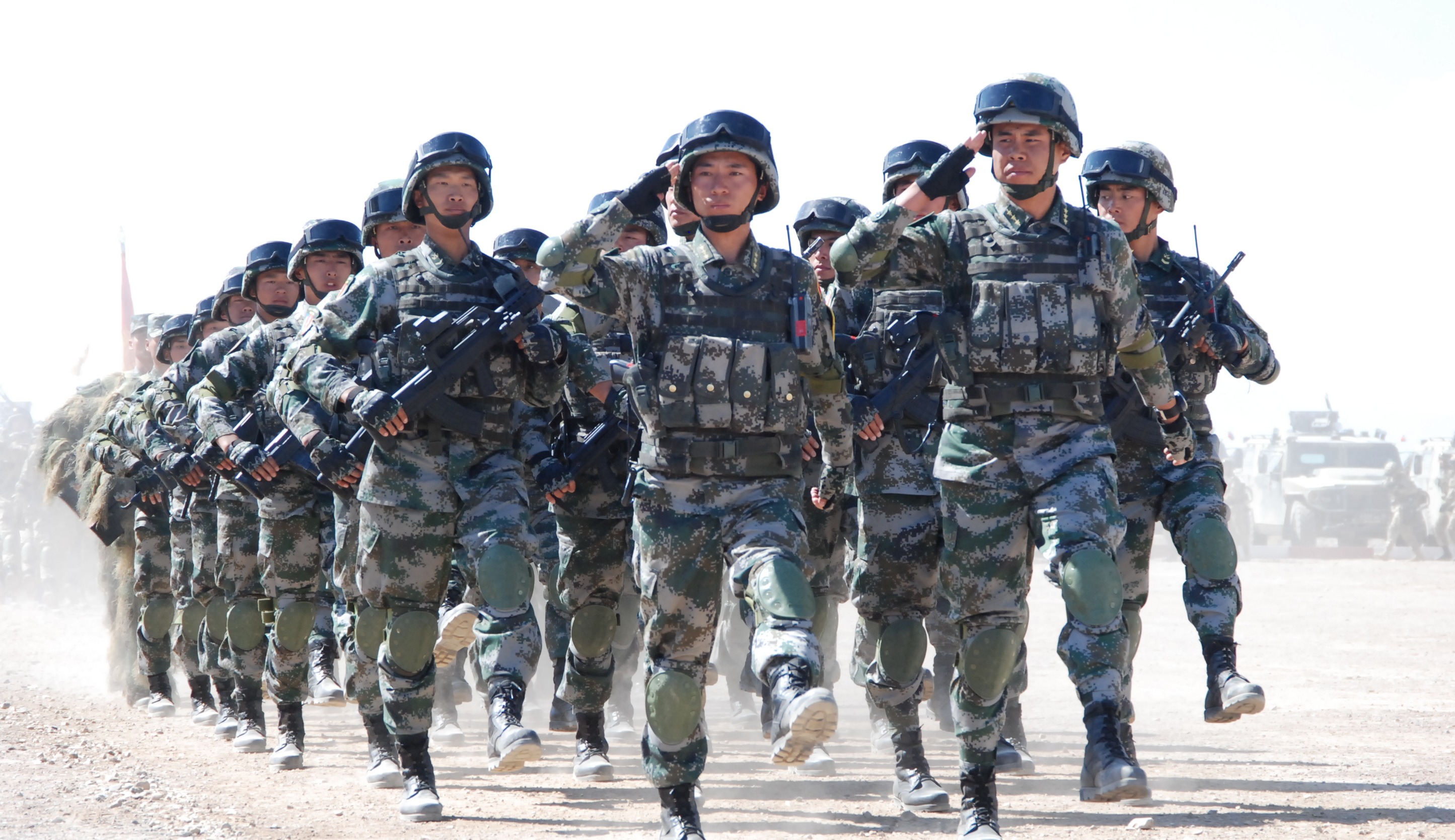 Солдаты и офицеры Народно-освободительной армии Китая на учениях в Ишкашиме.