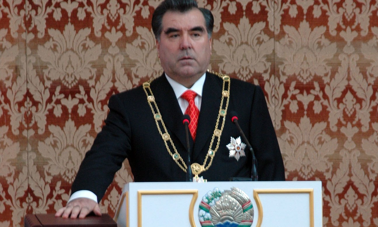 Эмомали Рахмон получил статус основателя независимого Таджикистана