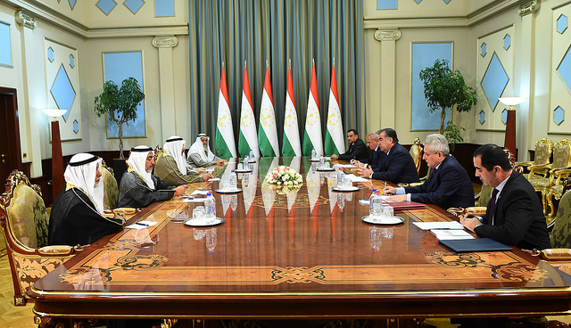 Лидер нации встретился с советником Дивана Эмира Государства Кувейт доктором А. А. Матуком
