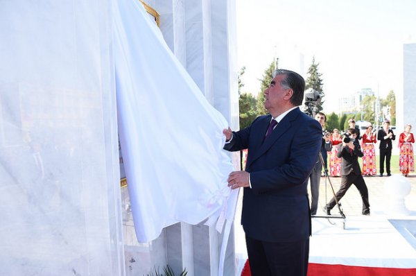 В Кулябе Лидер нации открыл Комплекс государственного Герба и Флага Республики Таджикистан