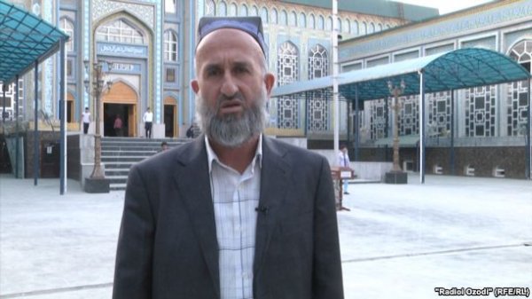 В центральной мечети Душанбе установили металлоискатели