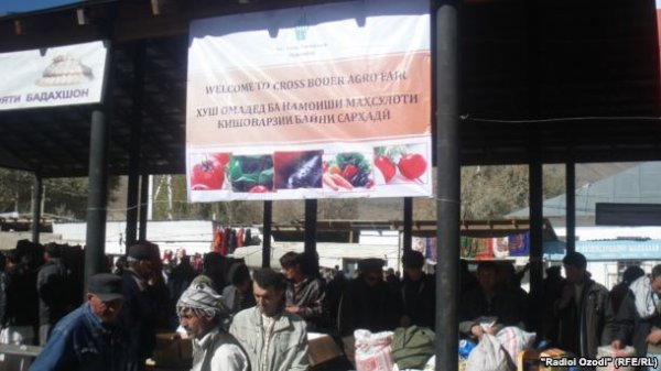 На приграничном рынке в Бадахшане у афганца нашли 1100 фальшивых купюр сомони