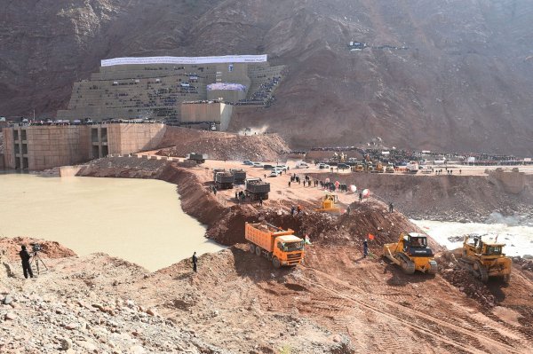 В Таджикистане перекрыли реку Вахш для строительства плотины Рогунской ГЭС