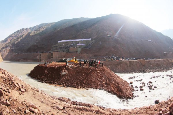 В Таджикистане перекрыли реку Вахш для строительства плотины Рогунской ГЭС