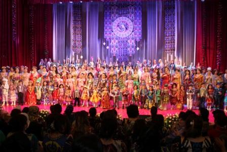 Традиции национальной одежды: в Худжанде завершился фестиваль атласа