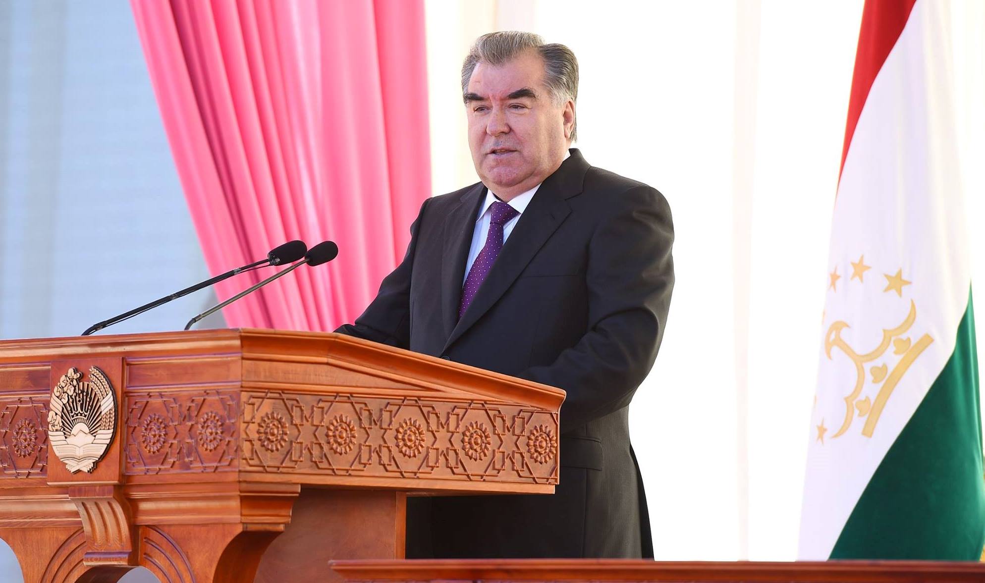Сенаторы назвали Эмомали Рахмона спасителем нации, основоположником первой национальной государственности таджиков