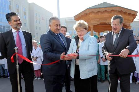 Россия передала в дар Таджикистану мобильный диагностический комплекс