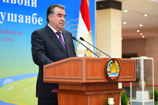 Закон о Лидере нации Таджикистана запрещает устанавливать памятники при его жизни