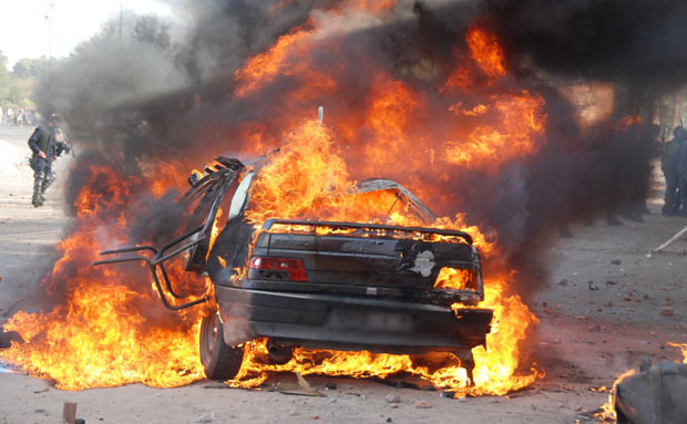 В Душанбе столкнулись два «Опеля»: один автомобиль полностью сгорел