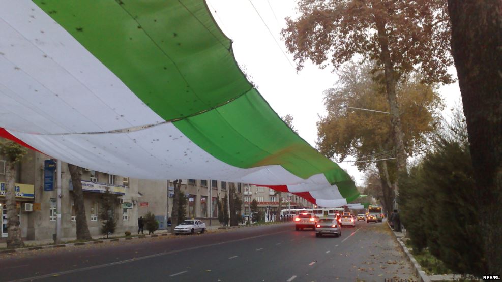 «Гордо реет над страной, наш таджикский флаг родной»